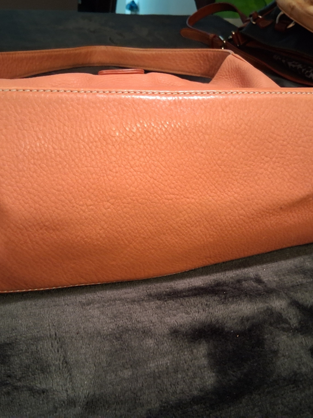 Dooney And Bourke Leather Hobo Shoulder Bag in Peach And Wristlet - Picture 4 of 5